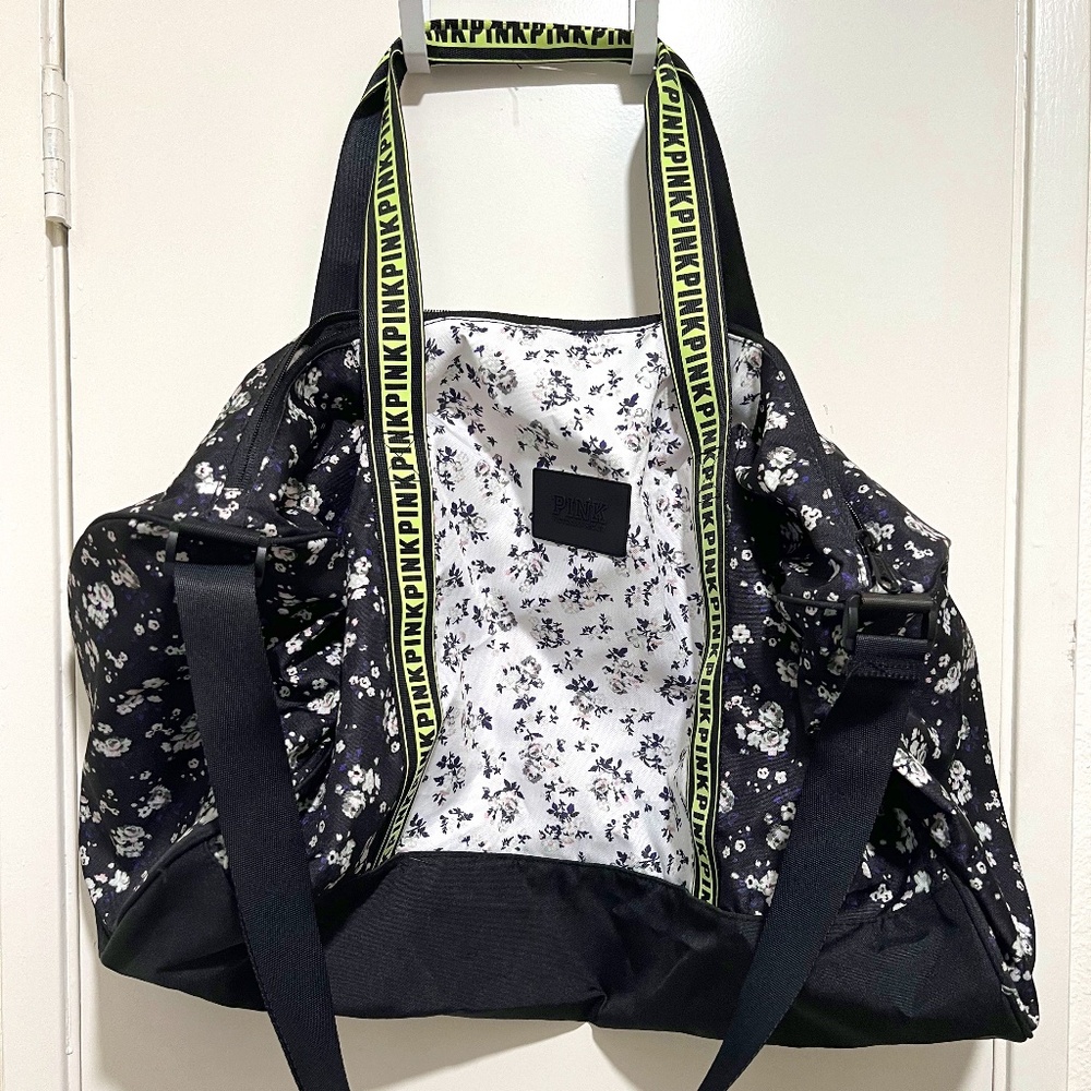 Victoria's Secret Pink Floral Duffle Bag˚˖𓍢ִ໋🌷͙֒✧🩷˚.🎀༘⋆